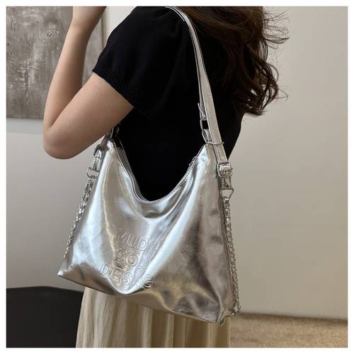 Large capacity shoulder bag