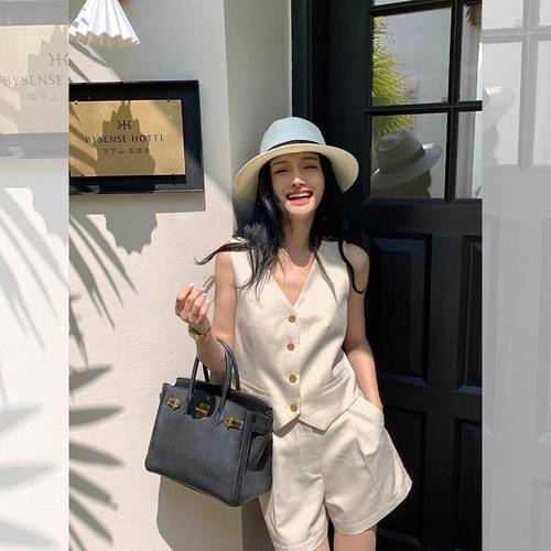 Formal sleeveless vest made of linen