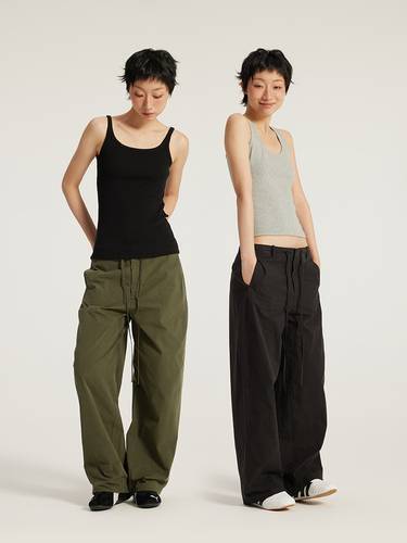 Low-rise wide-leg cargo pants with a bold, youthful vibe.