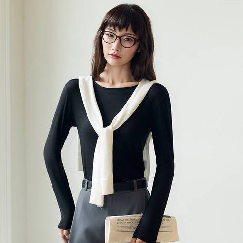 Basic long-sleeve T-shirt.