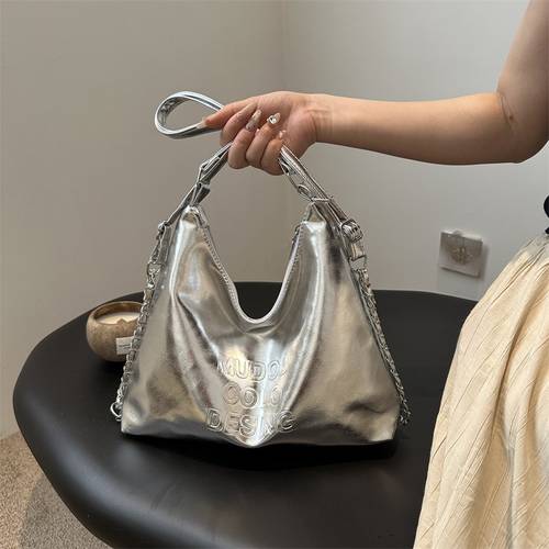 Large capacity shoulder bag
