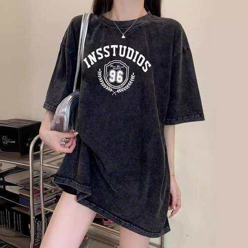 Simple T-shirt with short lettering.