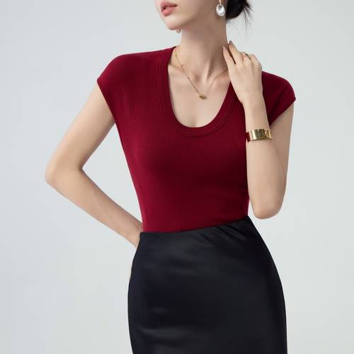 Women's knitted T-shirt with a slim fit.