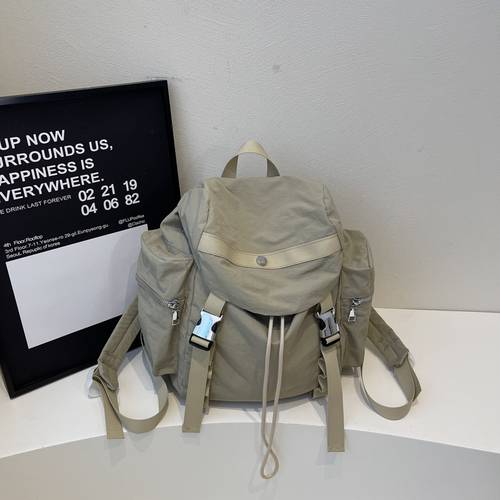 Large capacity backpack for commuting