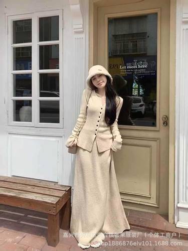 Women's college-style set (knitted sweater + short skirt)