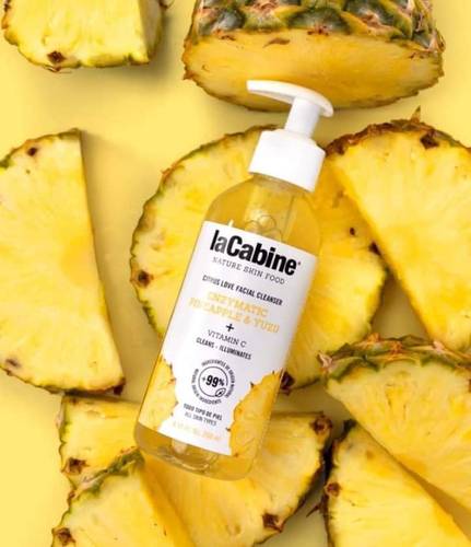 🍍Lacabine Citrus Love Facial Cleanser 250 Ml  Made in Spain 🇪🇸   ⬅️كوكتيل من إنزيمات الفواكه فائقة الفعالية، وأحماض ألفا هايدروكسي المركزة ومصادر لفيتامين C للبشرة. غسول الحمضيات المركز هو غسول إنزيمي طبيعي للعناية بالبشرة خصوصا تقشير البشرة بشكل فعّال إذ يحتوي على إنزيمات الأناناس الطبيعية، وأحماض الفواكه الطبيعية، كما أنه غني بفيتامين C.  🔥مميزات هذا الغسول:  🍍 مزيج فريد من المكونات الطبيعية الاستثنائية للعناية بالبشرة إذ يحتوي على 99% من المكونات ذات الأصل الطبيعي.  🍍 يتكون من الإنزيم الفائق مع انزيمات الأناناس الطبيعية و AHAS من أحماض الستريك الغنية جداً بفيتامين C.  🍍 غسول تقشير طبيعي غنى بفيتامين C ونبات Yuzu للمساعده في استعاده الترطيب والكافيار النباتي من اشجار ليما الاسترالية.  🍍 محتواه العالي من فيتامين C يساعد بشرة الوجه على أن تبدوا بمزيج من الإشراق والنعومة من أول استخدام.  🍍 تقشير طبيعي عالي الدقة لخلايا البشرة الميتة.  🍍 يتكون من تركيز عالي من مضادات الاكسدة و prebiotics التي تعمل على تزويد حيوية البشرة.  🍍 ترطيب البشرة وتنعيمها وحمايتها من اشعة الشمس الضارة.  🍍 يعمل على تفتيح البشرة طبيعيا وحماي