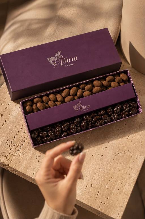 دراجيه اللوز بالتيراميسو والزبيب بالدارك شوكليت