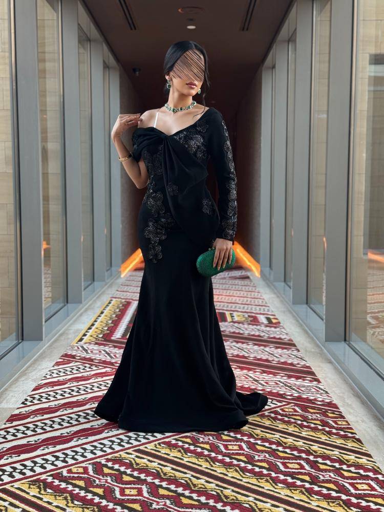 فستان سهرة مع تطريز بكم واحد