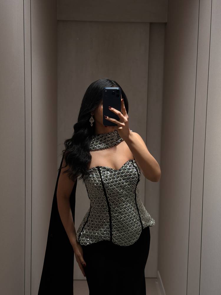 فستان سهرة أسود مرصع بالكريستال مع كيب خلفي