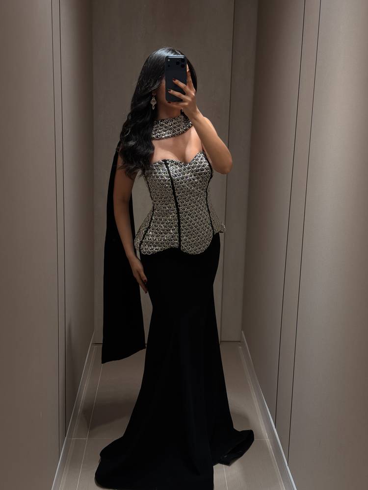 فستان سهرة أسود مرصع بالكريستال مع كيب خلفي
