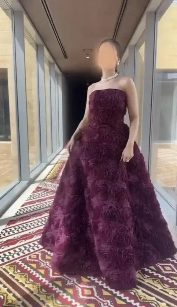 فستان سهرة عنابي بتفاصيل الورود