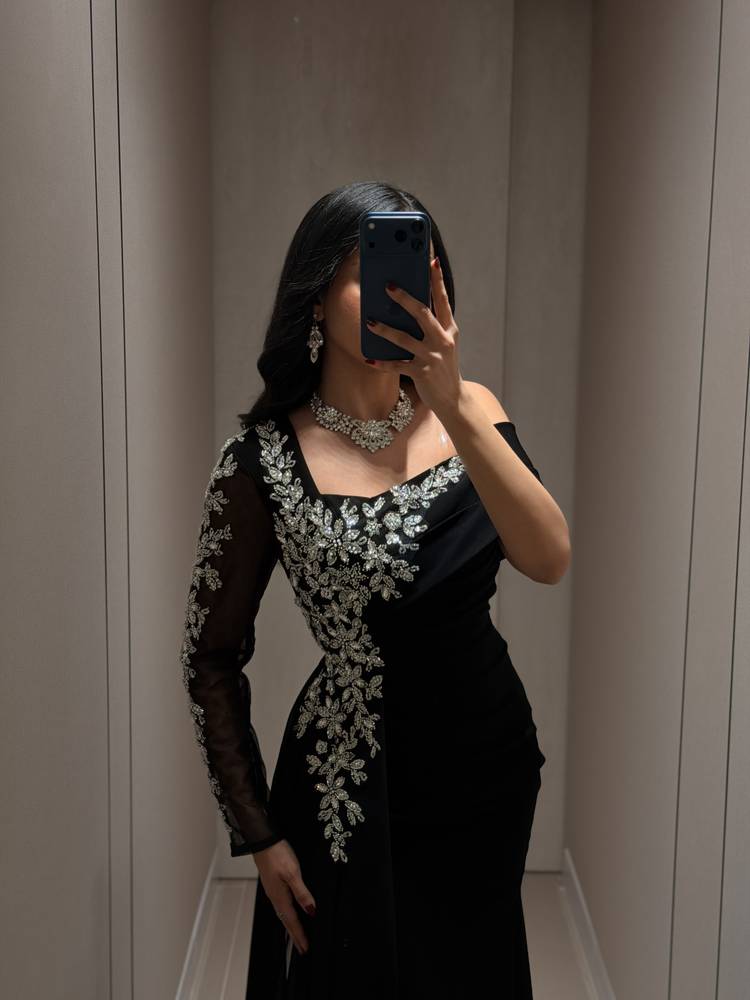 فستان سهرة أسود فخم بفتحة جانبيّة