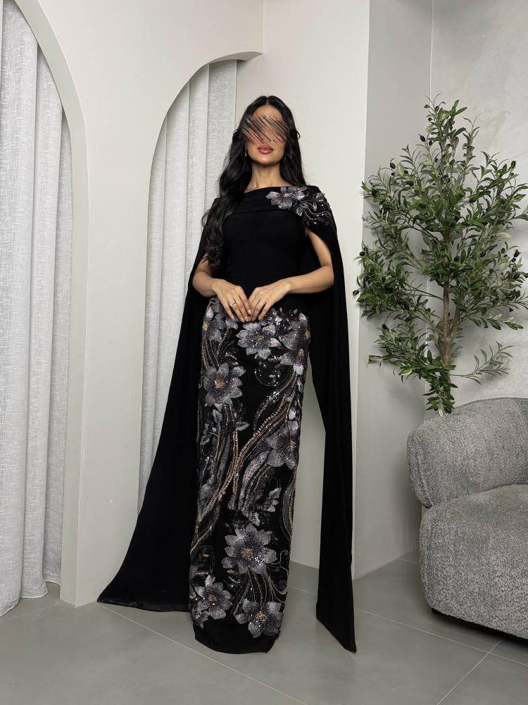 فستان سهرة أسود مزين بزهور فضية فاخرة