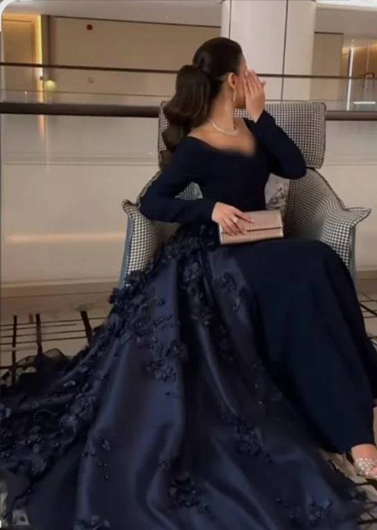 فستان سهرة فخم بورود بارزه