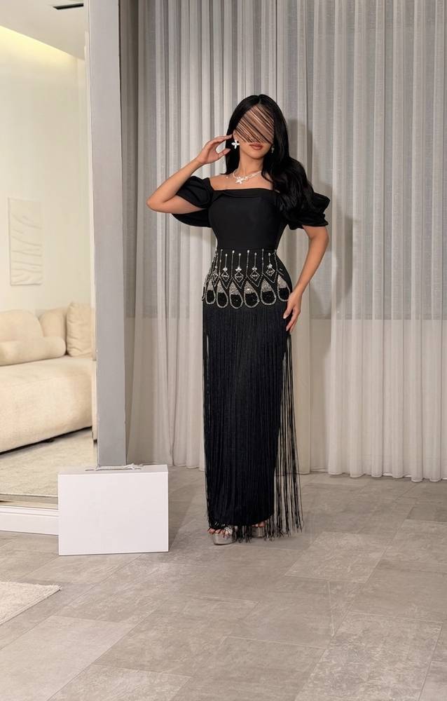فستان سهرة أسود مكشوف الأكتاف بشراشيب وتطريز كريستالي