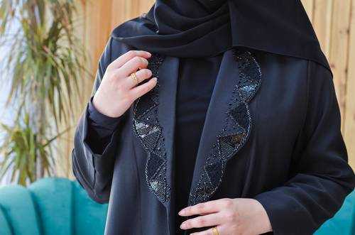 عباية بالشك الاسود المميز