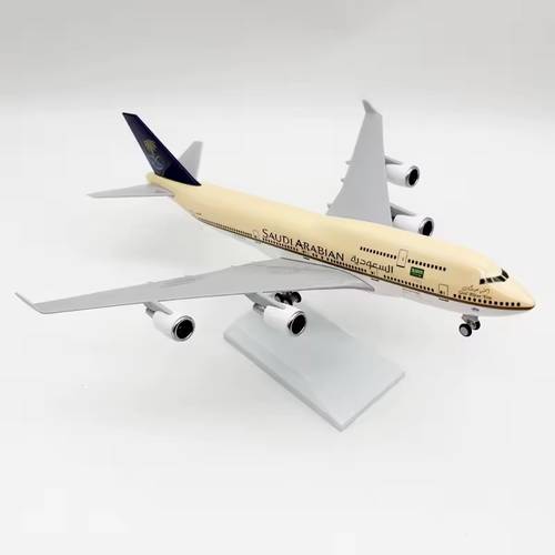 مجسم طائرة الخطوط السعودية B747-400 مقاس 1:220 طول 30 سم من مادة الريزن مع قاعدة وعجلات