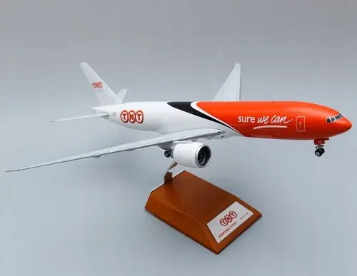 مجسم طائرة طيران TNT للشحن B777-200LRF مقاس 1:200 حديد من JC Wings تسجيل [OO-TSC]