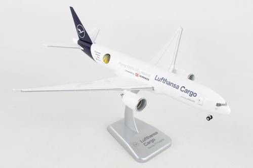 مجسم طائرة لوفتهانزا للشحن B777F صبغة 