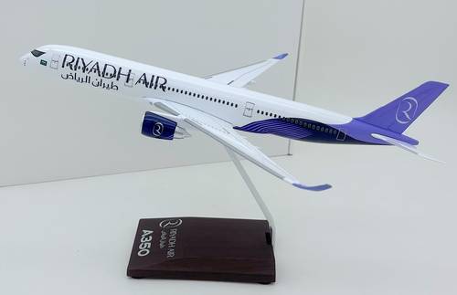 مجسم طائرة طيران الرياض A350 مقاس 1:200 بلاستيك صلب / ريزن (الصبغة البيضاء) مع قاعدة خشبية