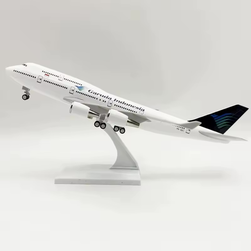 مجسم طائرة طيران إندونيسيا B747-400 مقاس 1:220 طول 30 سم من مادة الريزن مع قاعدة وعجلات
