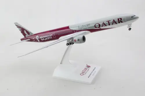 مجسم طائرة الخطوط القطرية B777-300ER 