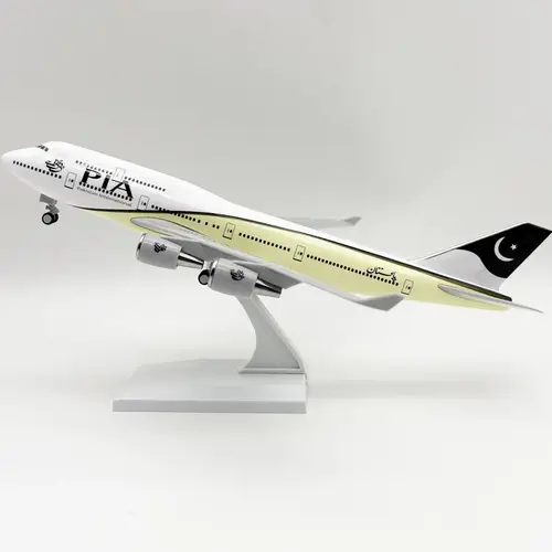مجسم طائرة خطوط باكستان (B747-400 (PIA مقاس 1:220 طول 30 سم من مادة الريزن مع قاعدة وعجلات