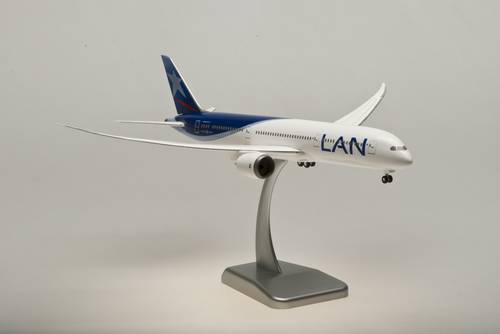 مجسم طيران LAN ط B787-9 مقاس 1:200 بلاستيك صلب