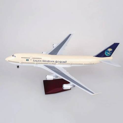 مجسم طائرة الخطوط السعودية B747-400 مقاس 1:135 طول 47 سم من مادة الريزن مع القاعدة والعجلات