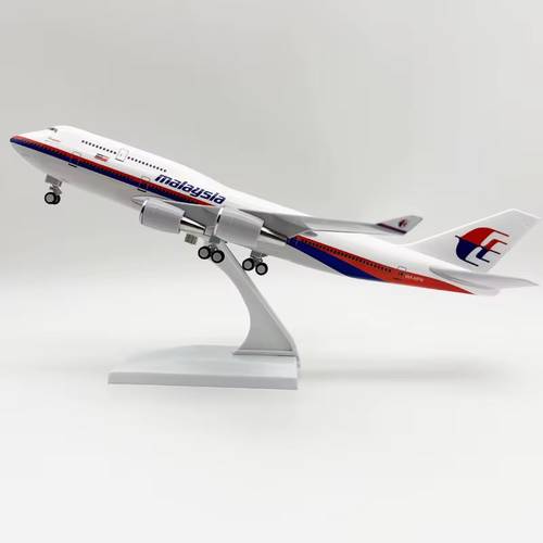 مجسم طائرة الخطوط الماليزية B747-400 مقاس 1:220 طول 30 سم من مادة الريزن مع قاعدة وعجلات