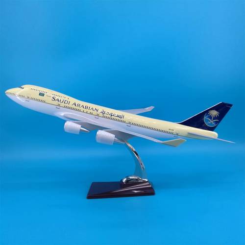 مجسم طائرة الخطوط السعودية B747-400 مقاس 1:135 طول 47 سم من مادة الريزن مع القاعدة