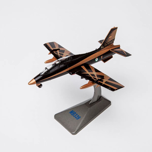 مجسم طائرة فرسان الإمارات MB-339A مقاس 1:72 حديد طول 15 سم مع القاعدة والعجلات