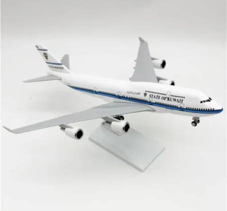 مجسم طائرة دولة الكويت B747-400 مقاس 1:220 طول 30 سم من مادة الريزن مع قاعدة وعجلات