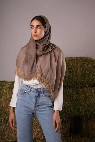 طرجة من اللينن الناعم- لون بني / بيج مع دانتيل ذهبي