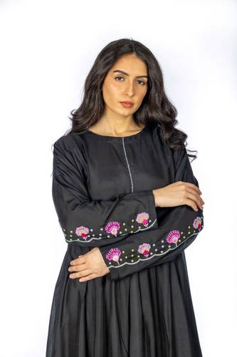 جلابية قطن مع حرير لون أسود بتطريز