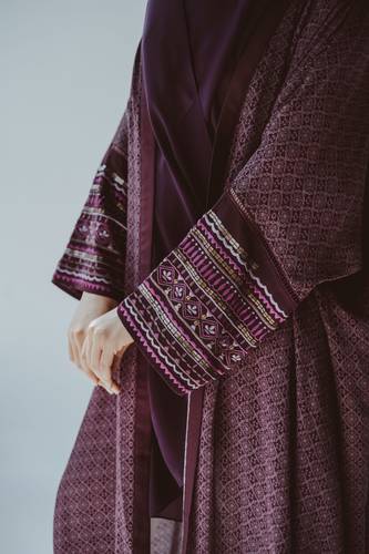عباية كريب خفيف بتطريز يدوي عالأكمام لون بنفسجي غامق