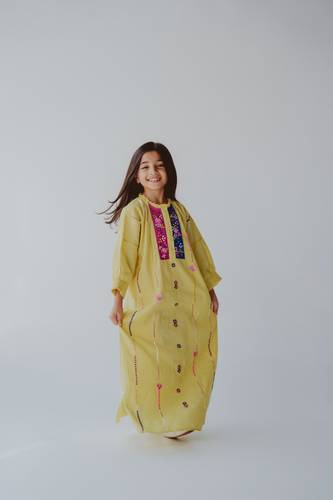 جلابية لينن بتطريز يدوي للأطفال