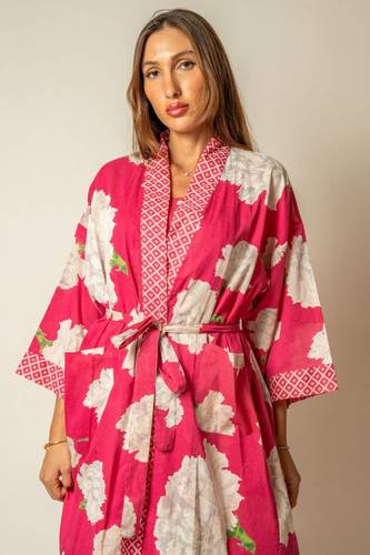روب لون فوشي من مجموعة Carnations