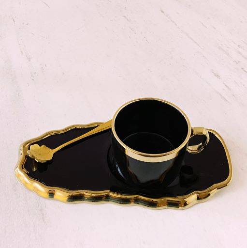 فنجان شاي مع طبق وملعقة أسود ذهبي 