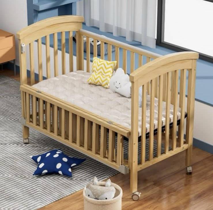 سرير اطفال خشب فاخر بعجلات متعدد المميزات مقاس 70×130 