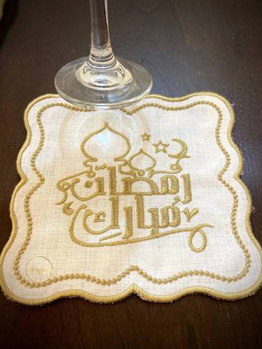 قاعدة أكواب - عبارة رمضان مبارك - تطريز ذهبي - اوف وايت كتان