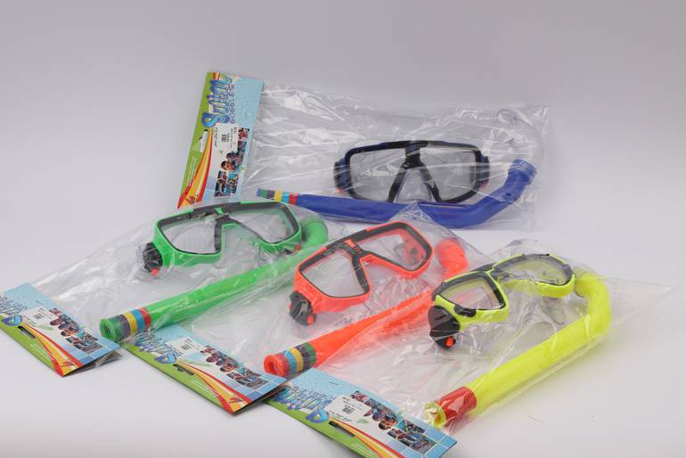 نظارة سباحة مع خرطوم تنفس تحت الماء