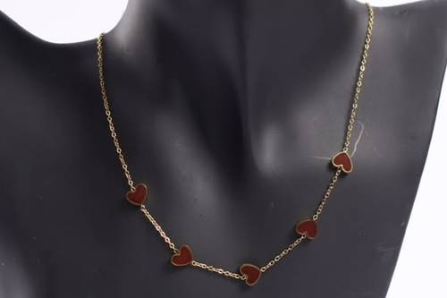 عقد Hearts الأحمر