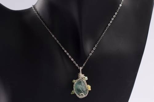 عقد Green Stone الفني