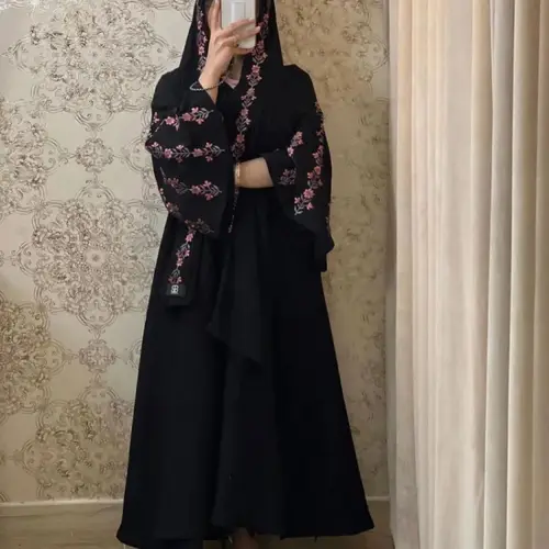عبايا تطريز وردي
