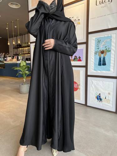 عبايا كريب اسود مع كسرات ليزر