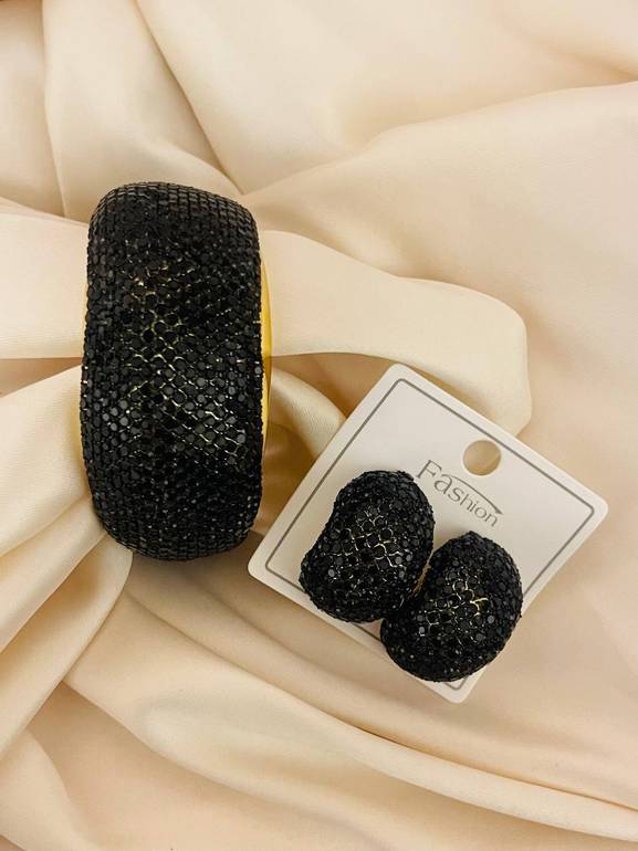 Black bangle and earrings✨1