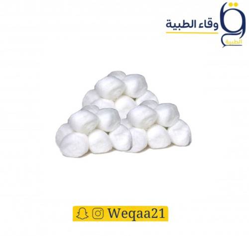 كرات قطن صغيرة بيضاء
