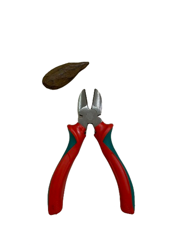 مقص للعود لون أحمر وأخضر