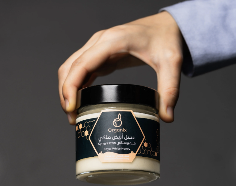 عسل أبيض ملكي مشبع بغذاء الملكات